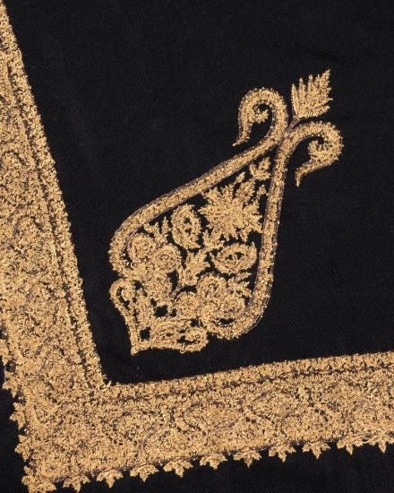 صورة شال رجالي اسود بتطريز ذهبي